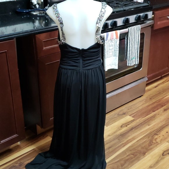 3X HOST PICK. Gorgeous, Flattering Formal Dress - Picture 2 of 6